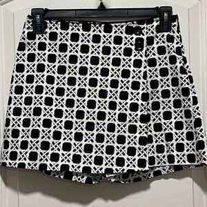 🖤 White House Black Market Womens Sz 2 15.5” Black White Pattern Preppy Skort